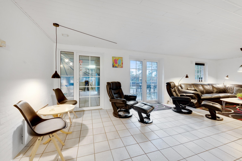 Skønt sommerhus med swimmingpool og terrasse